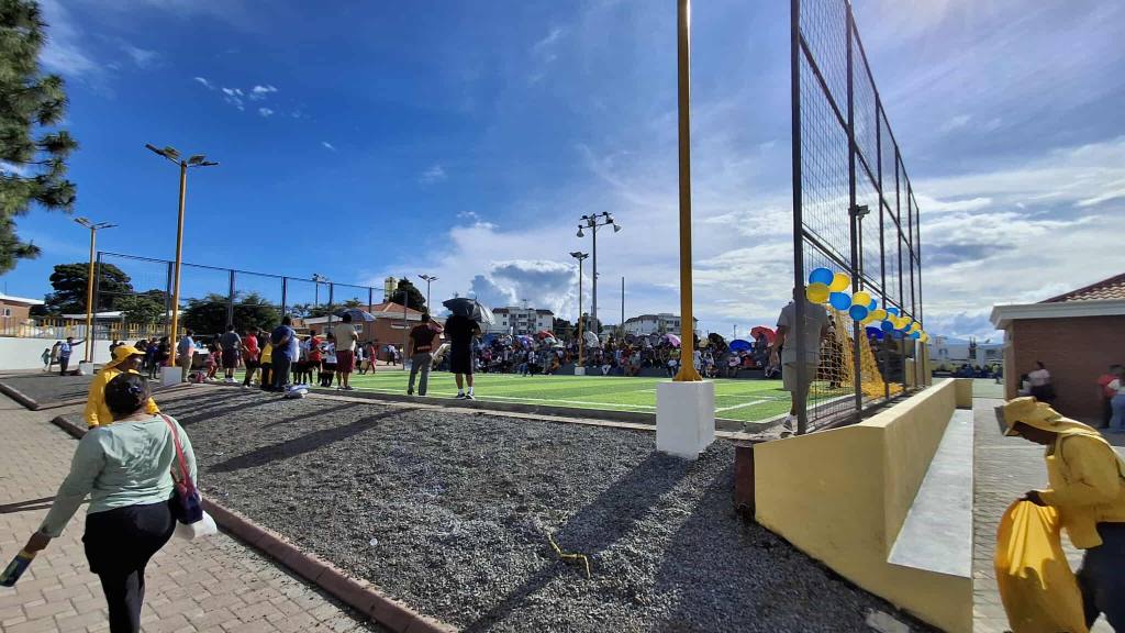 Inauguran piscina en polideportivo de Santa Catarina Pinula | Álex Meoño