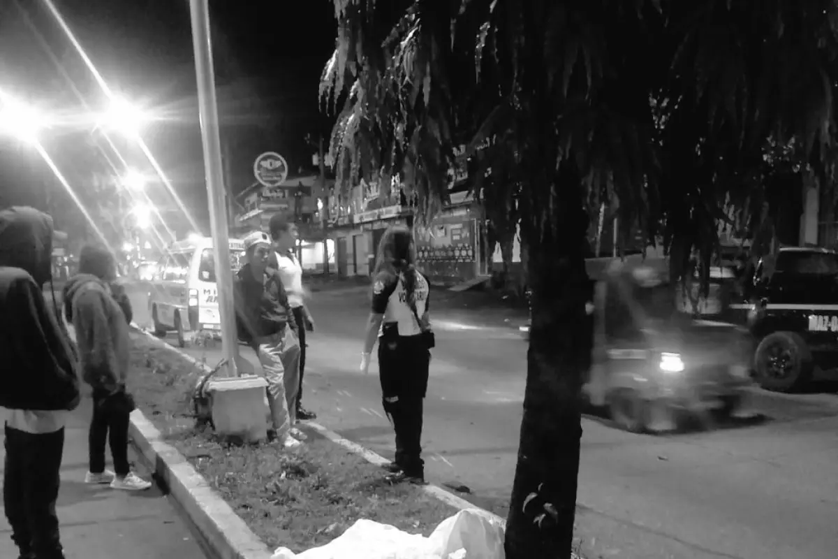 El motorista fallecido perdió el control en la Avenida Centenario y se estrelló en contra de un árbol., Bomberos Voluntarios.