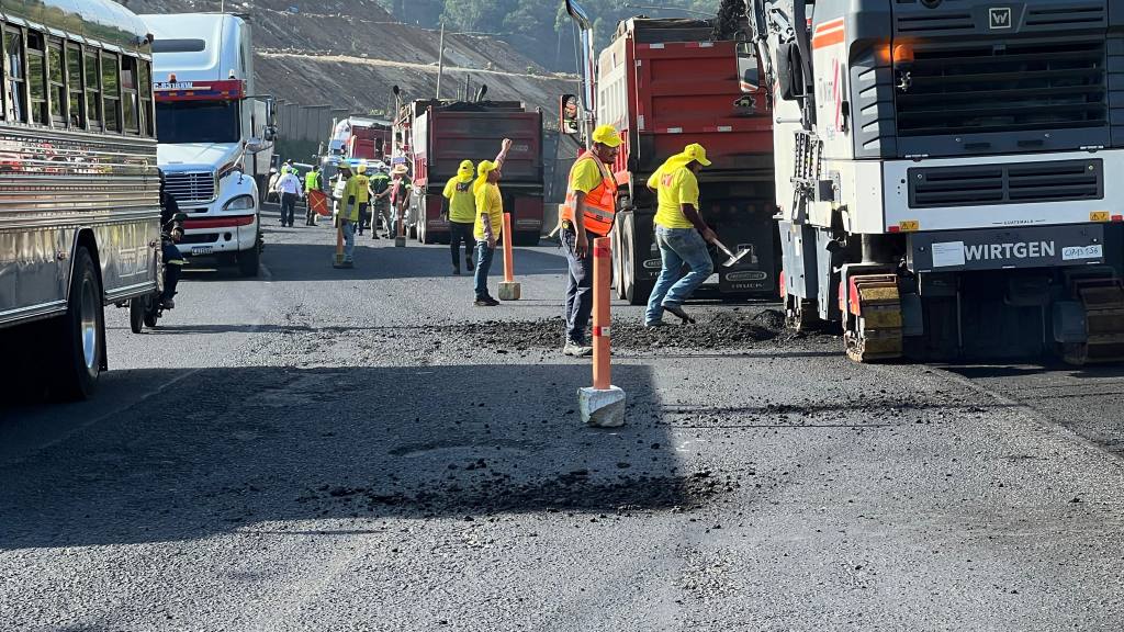 Realizan reparaciones viales en km.23.5 de ruta al Pacífico | Cortesía Dalia Santos