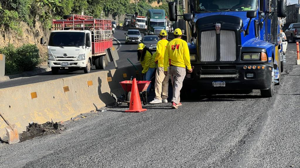 Realizan reparaciones viales en km.23.5 de ruta al Pacífico | Cortesía Dalia Santos