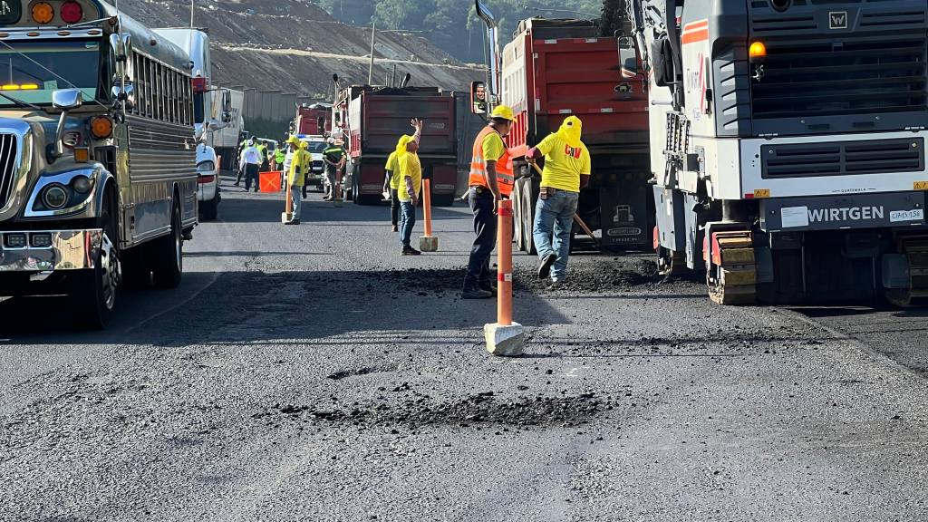 Realizan reparaciones viales en km.23.5 de ruta al Pacífico | Cortesía Dalia Santos
