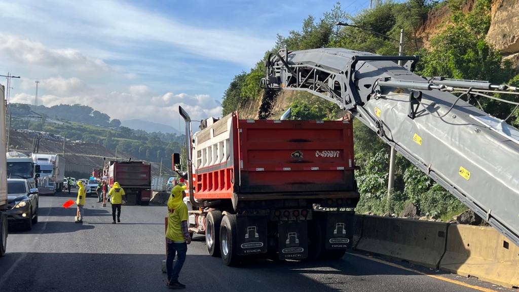 Realizan reparaciones viales en km.23.5 de ruta al Pacífico | Cortesía Dalia Santos