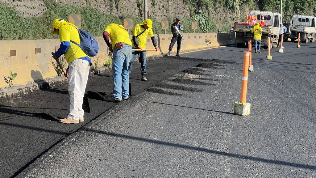 Realizan reparaciones viales en km.23.5 de ruta al Pacífico | Cortesía Dalia Santos