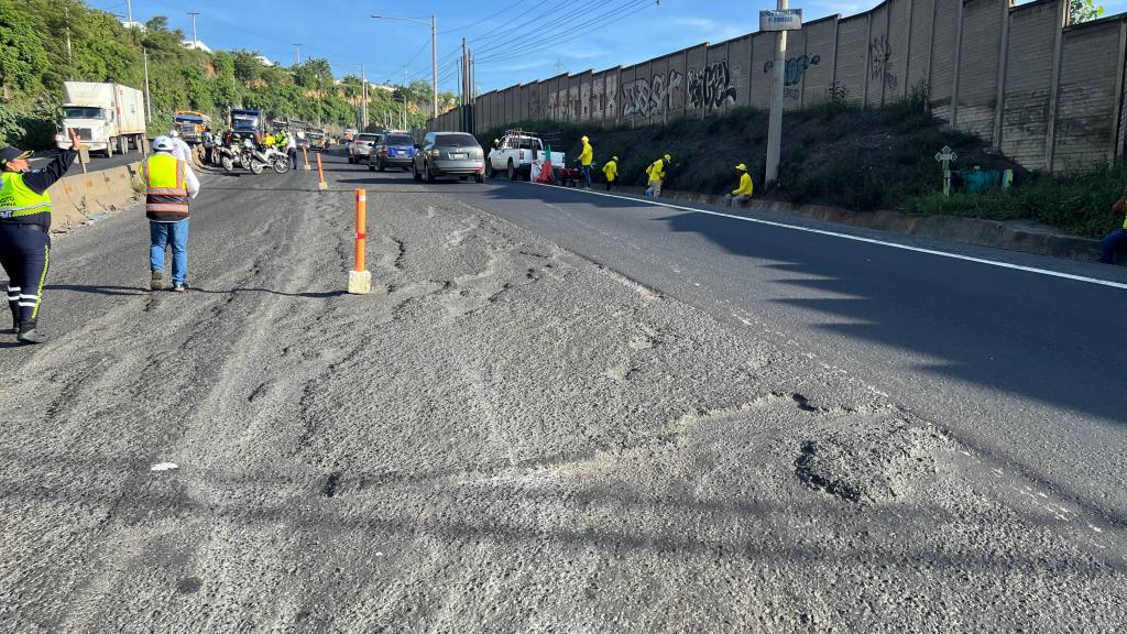 Realizan reparaciones viales en km.23.5 de ruta al Pacífico | Cortesía Dalia Santos