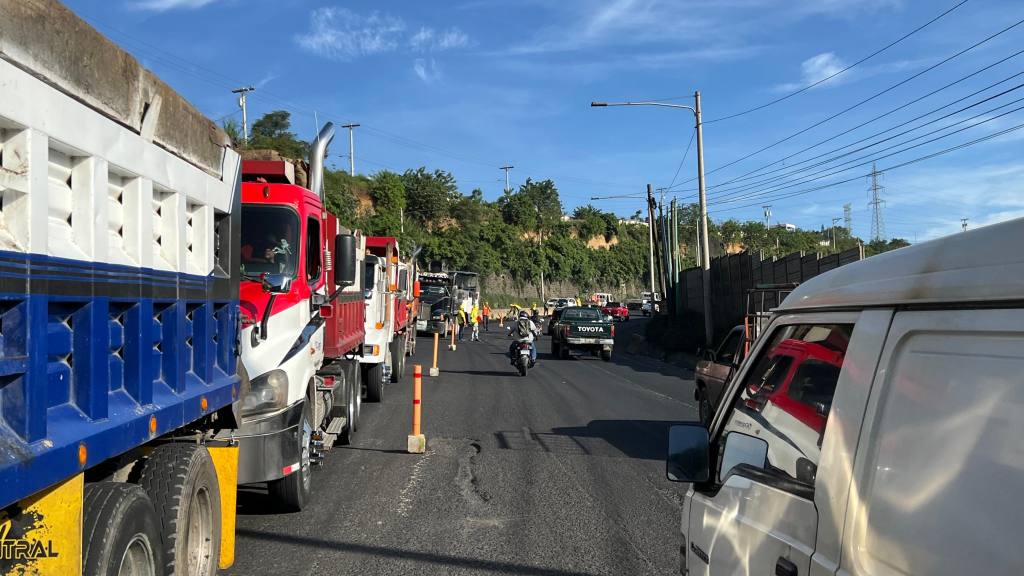 Realizan reparaciones viales en km.23.5 de ruta al Pacífico | Cortesía Dalia Santos