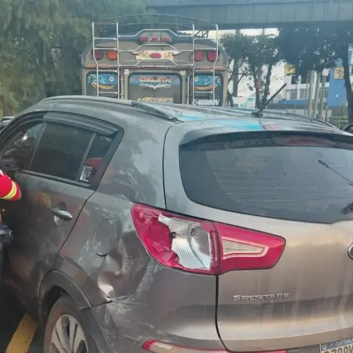 Bomberos Municipales atendieron a los afectados en el accidente, pero todos resultaron ilesos. ,Bomberos Municipales. 
