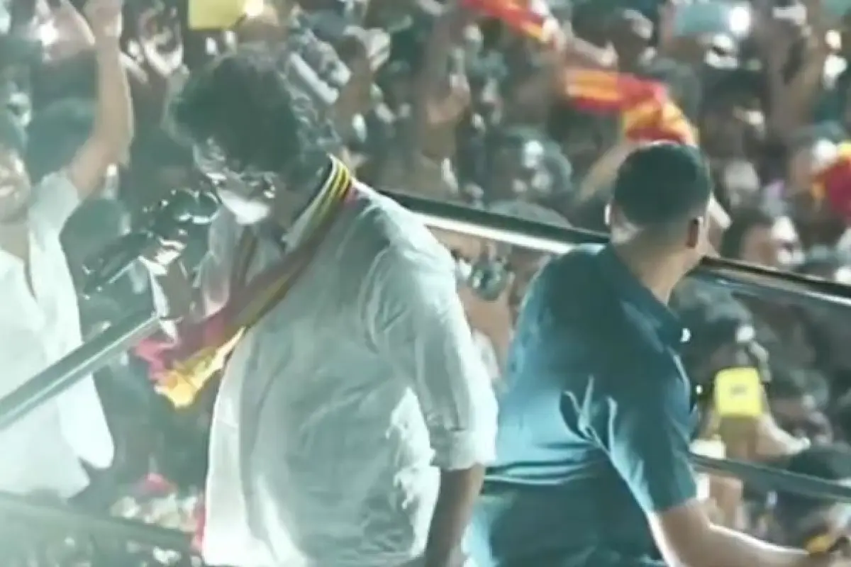 Vijay llegó 6 horas tarde a su evento polìtico donde murieron 40 personas., X @me_ganesh14