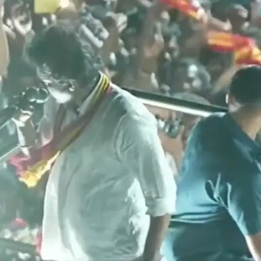 Vijay llegó 6 horas tarde a su evento polìtico donde murieron 40 personas. , X @me_ganesh14