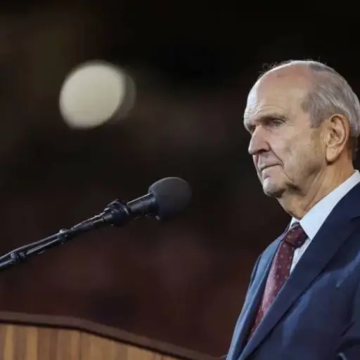 Russell M. Nelson.  ,Sala de prensa