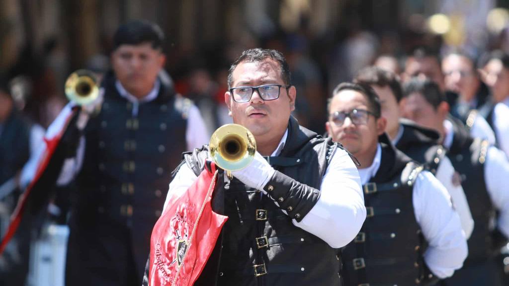 Exalumnos despiden el mes patrio con desfile en la zona 1 | Álex Meoño