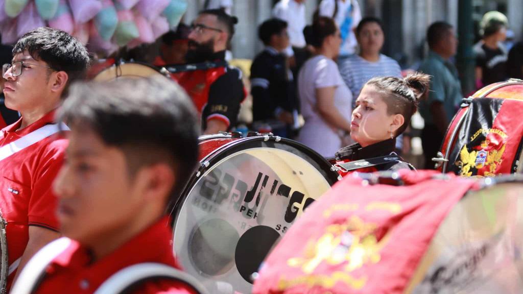 Exalumnos despiden el mes patrio con desfile en la zona 1 | Álex Meoño