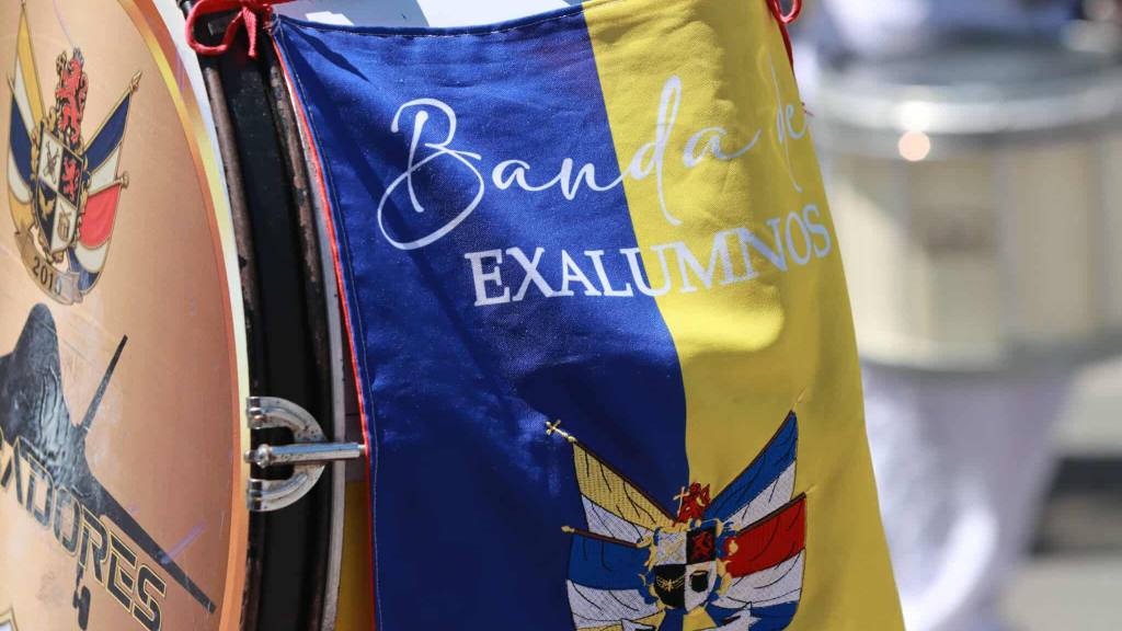 Exalumnos despiden el mes patrio con desfile en la zona 1 | Álex Meoño