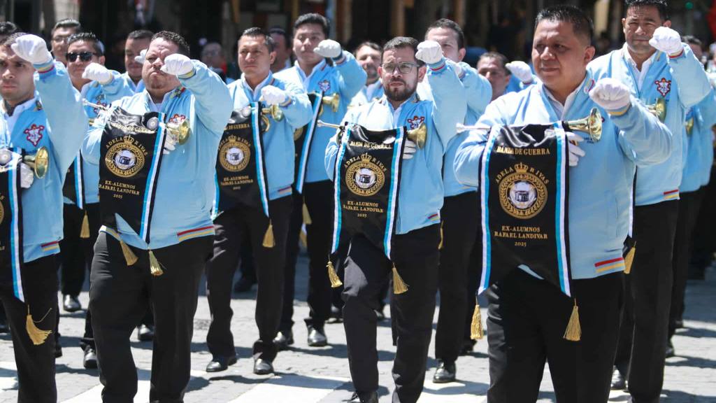 Exalumnos despiden el mes patrio con desfile en la zona 1 | Álex Meoño