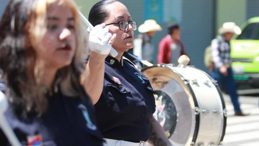 Exalumnos despiden el mes patrio con desfile en la zona 1 | Álex Meoño