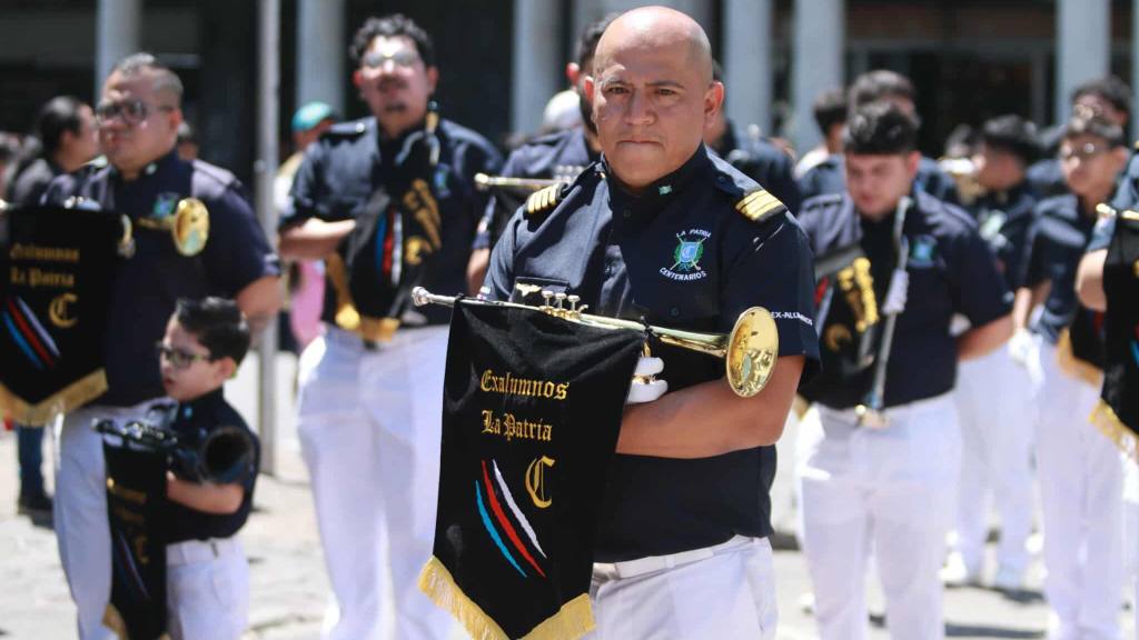 Exalumnos despiden el mes patrio con desfile en la zona 1 | Álex Meoño