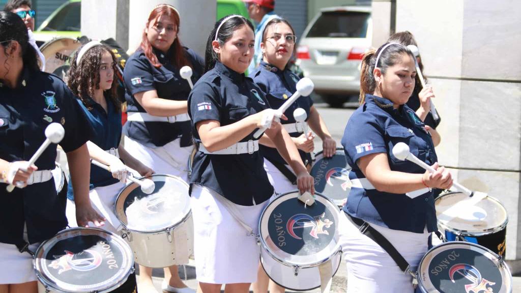 Exalumnos despiden el mes patrio con desfile en la zona 1 | Álex Meoño
