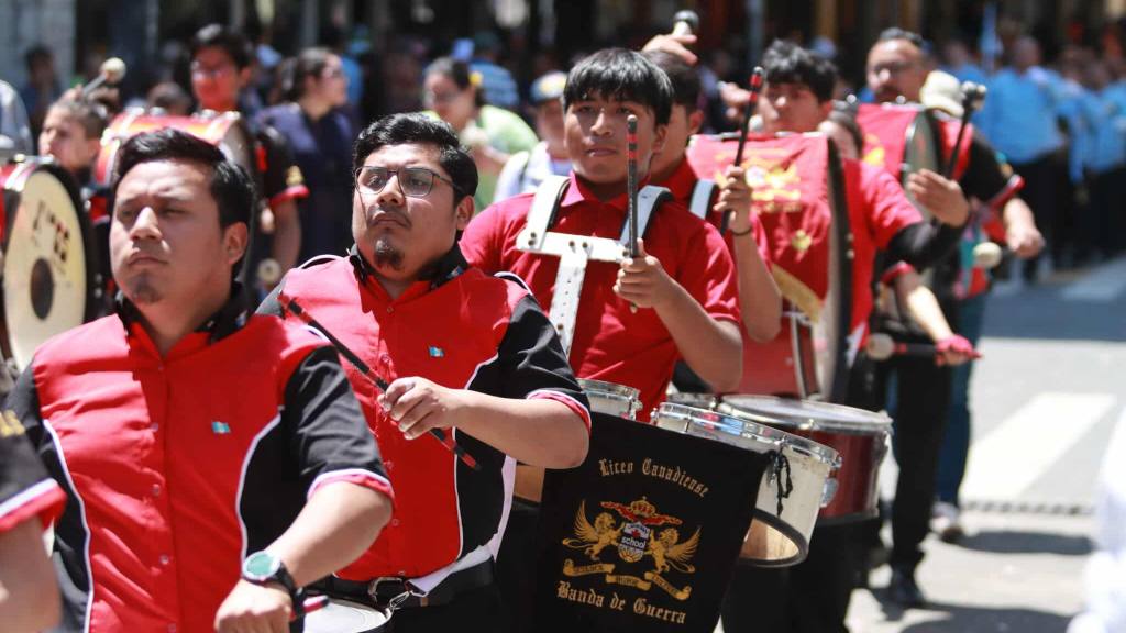 Exalumnos despiden el mes patrio con desfile en la zona 1 | Álex Meoño
