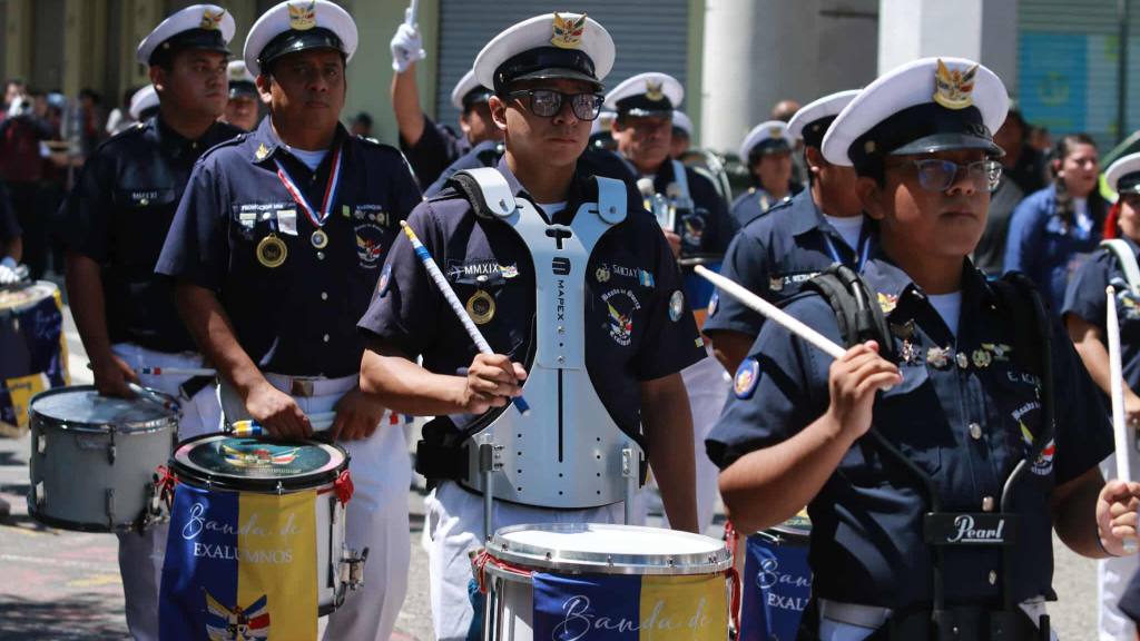 Exalumnos despiden el mes patrio con desfile en la zona 1 | Álex Meoño