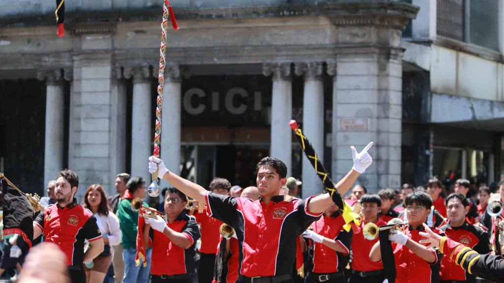 Exalumnos despiden el mes patrio con desfile en la zona 1 | Álex Meoño