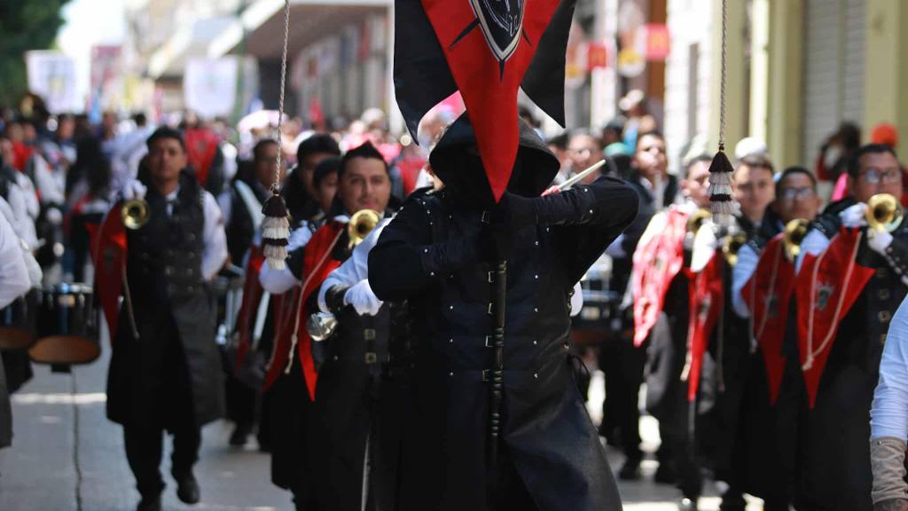 Exalumnos despiden el mes patrio con desfile en la zona 1 | Álex Meoño