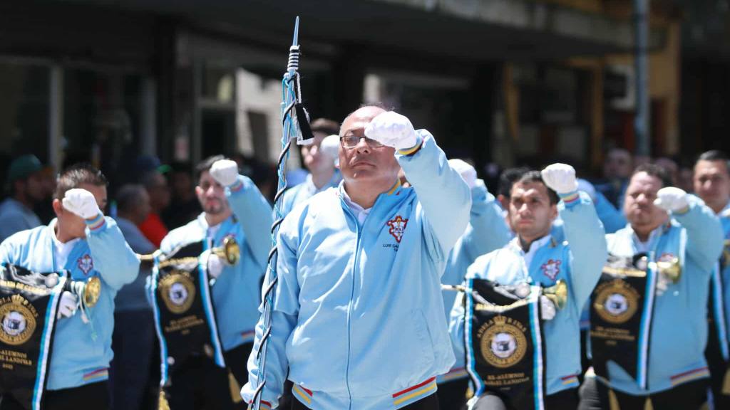 Exalumnos despiden el mes patrio con desfile en la zona 1 | Álex Meoño