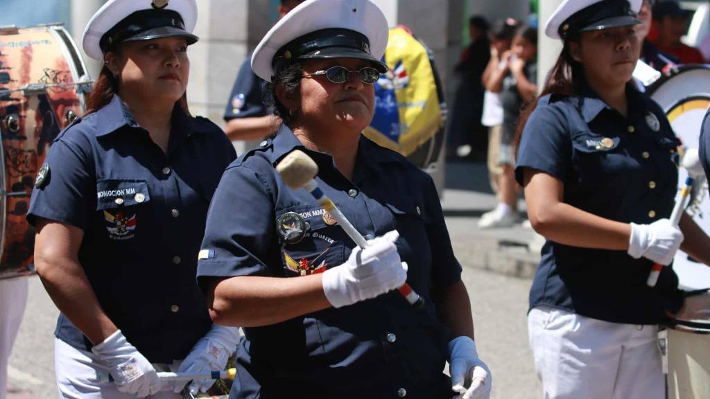 Exalumnos despiden el mes patrio con desfile en la zona 1 | Álex Meoño