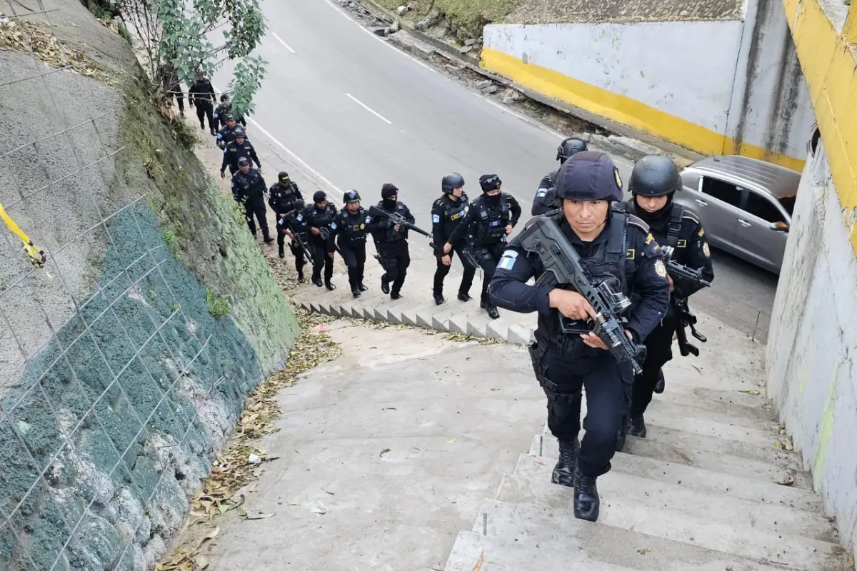 Los agentes de la PNC ingresaron desde varios ingresos al Barrio El Gallito., PNC de Guatemala.