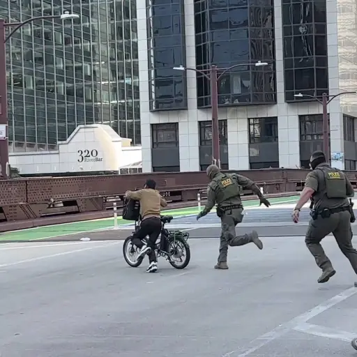  Inmigrante desafía a ICE en Chicago. ,Captura de pantalla video X.