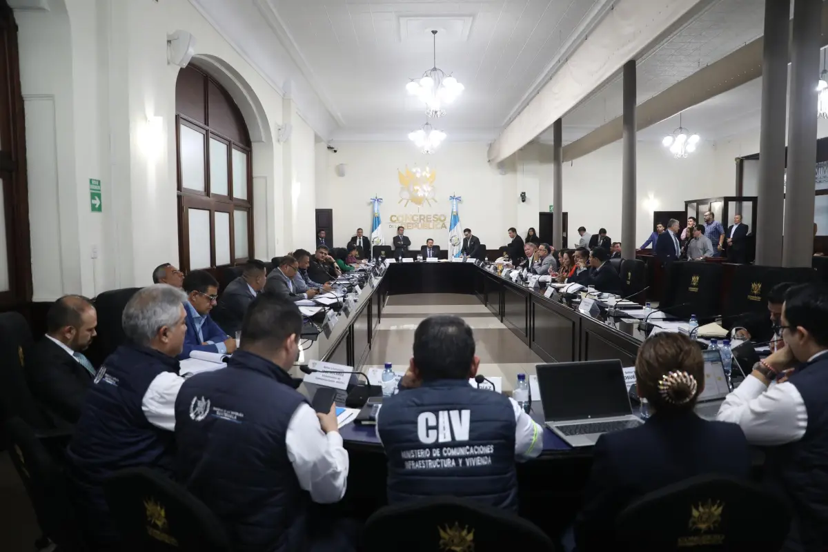 El ministro de Comunicaciones, Miguel Ángel Díaz, en reunion con jefes de bloque del Congreso., Congreso
