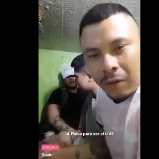 En la transmisión los privados de libertad consumen alcohol. ,Captura de pantalla