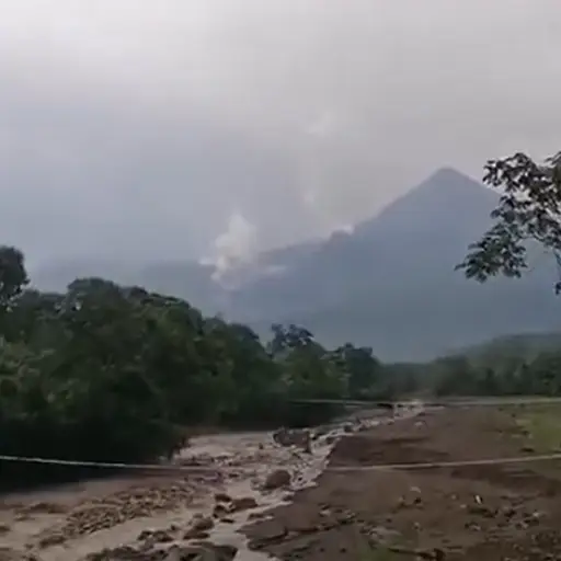 Descenso de lahares en los volcanes de Fuego y Santiaguito. ,Foto Conred