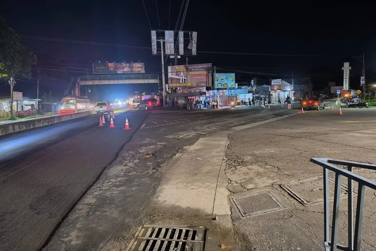 Agentes de la PMT mantienen regulación del tránsito en km 25.5, La Cuchilla, ruta que conduce a carretera a El Salvador. , PMT de Villa Canales