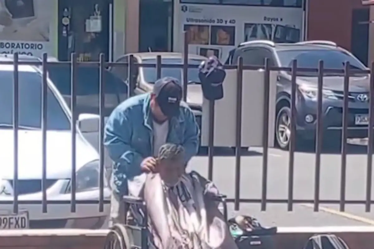 Corte de cabello y generosidad., Captura de pantalla video Facebook.