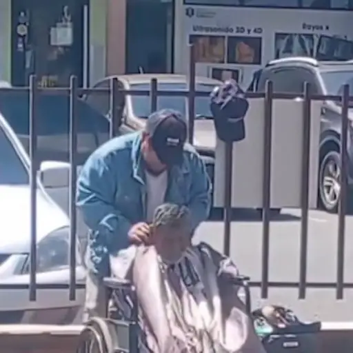 Corte de cabello y generosidad. ,Captura de pantalla video Facebook.