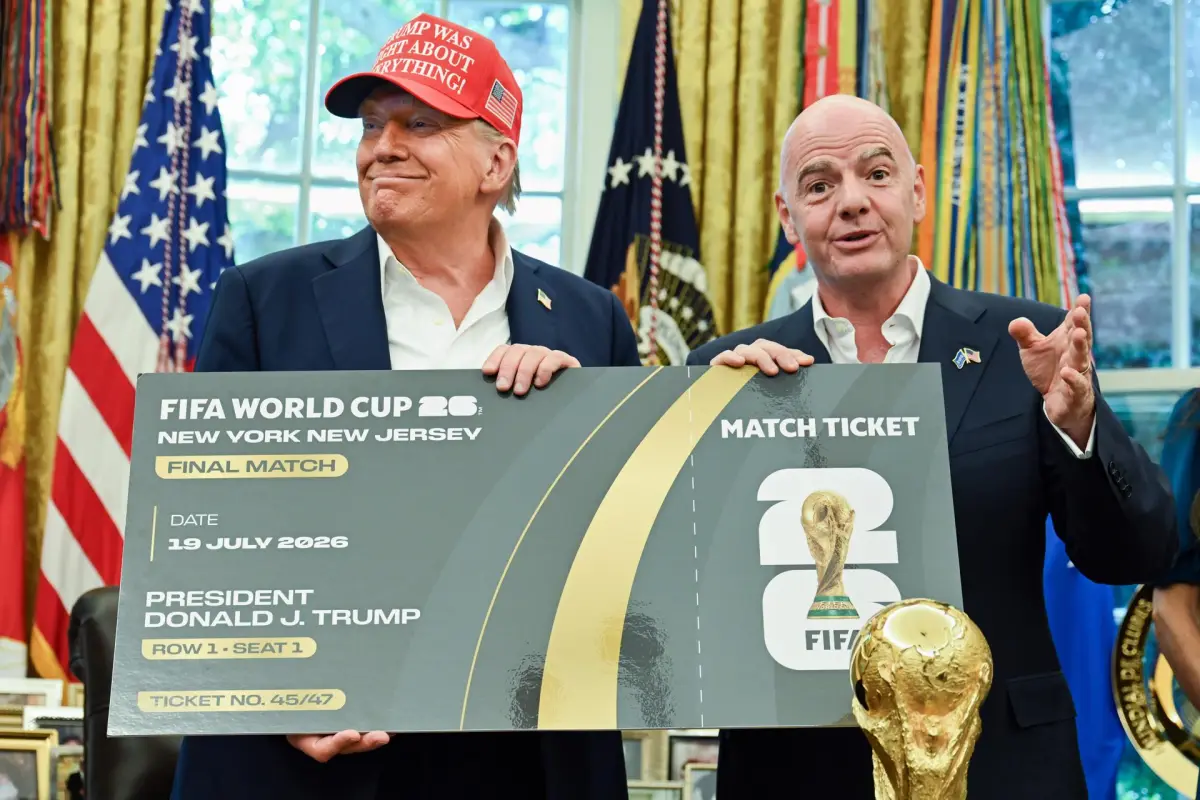 Fotografía de Annabelle Gordon / POOL, en la que puede verse en una imagen de archivo del 22 de agosto de 2025 al presidente de Estados Unidos, Donald Trump (i), y al presidente de la FIFA, Gianni Infantino (d), mostrando en la Casa Blanca un modelo de e,  EFE
