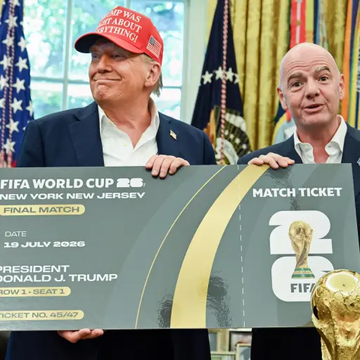 Fotografía de Annabelle Gordon / POOL, en la que puede verse en una imagen de archivo del 22 de agosto de 2025 al presidente de Estados Unidos, Donald Trump (i), y al presidente de la FIFA, Gianni Infantino (d), mostrando en la Casa Blanca un modelo de e , EFE
