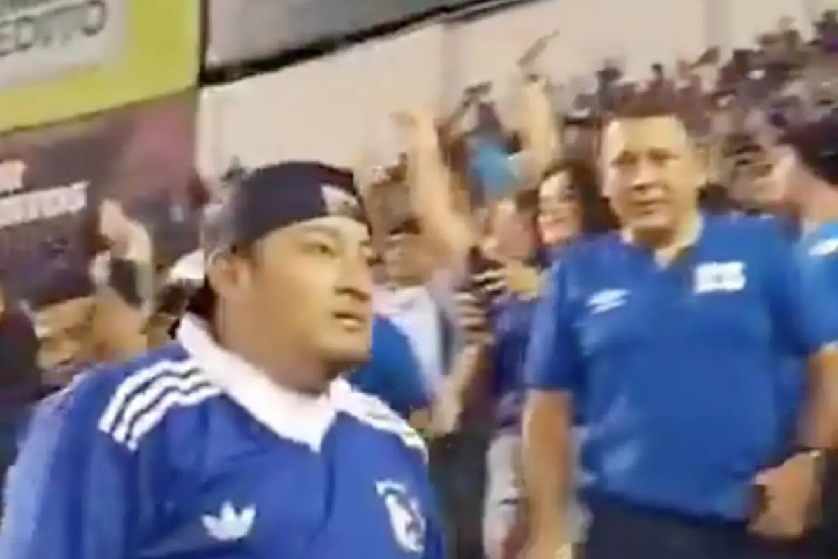 Guatemalteco en el Cuscatlán. , Captura de pantalla video Facebook.