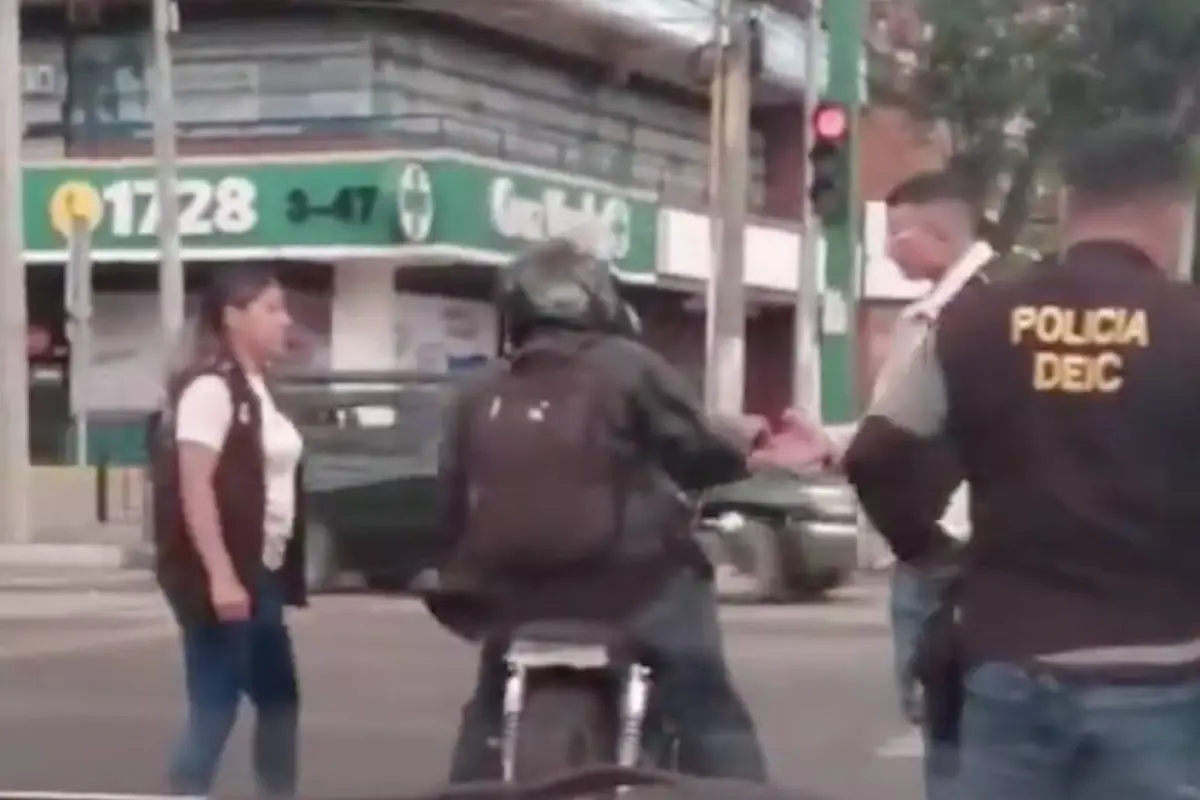 Motorista en zona 9., Captura de pantalla video X.