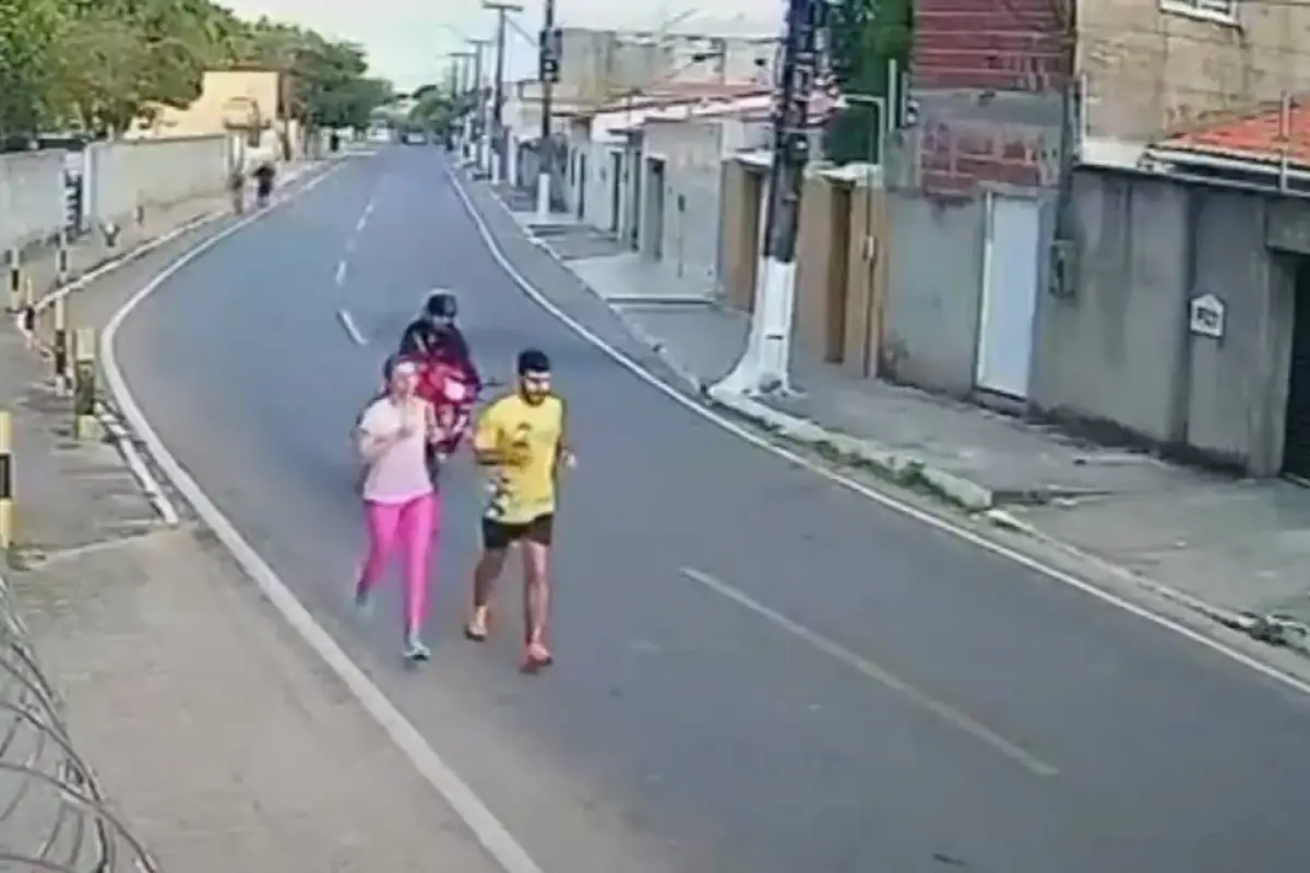 Motorista atropella a corredor. , Captura de pantalla video X.