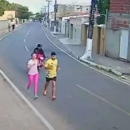 Motorista atropella a corredor.  ,Captura de pantalla video X.