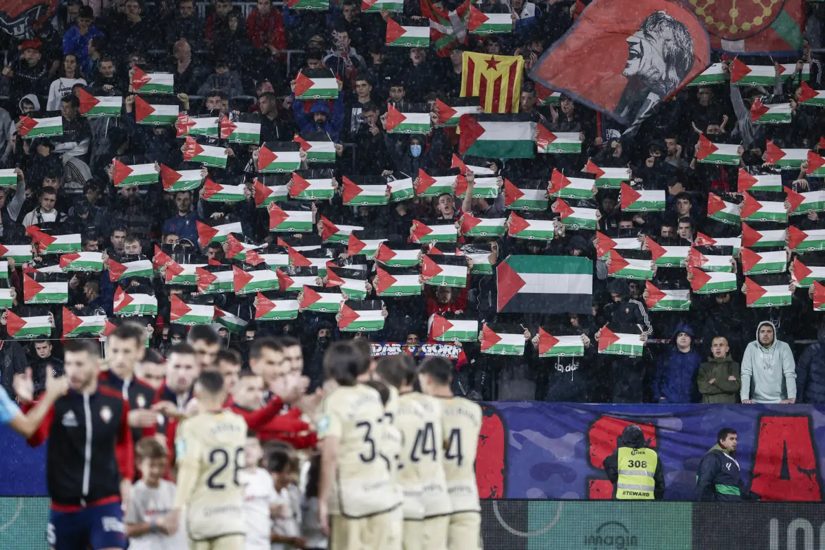 Fotografía de Jesús Diges, en la que puede verse en una imagen de archivo del 6 de noviembre de 2023 a aficionados del Osasuna mostrando banderas en apoyo a Palestina,  EFE
