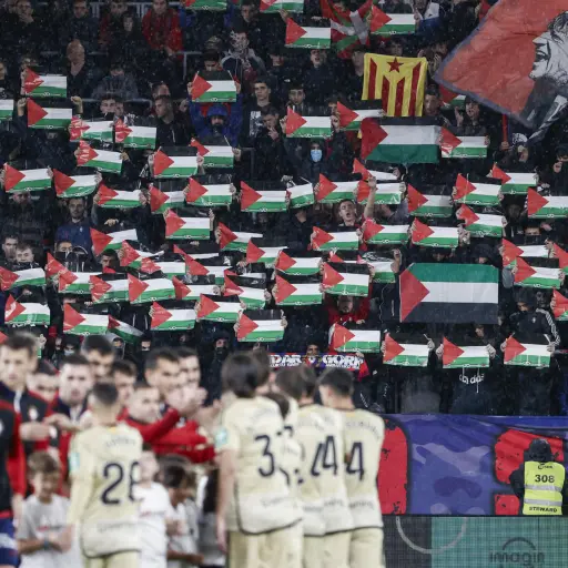 Fotografía de Jesús Diges, en la que puede verse en una imagen de archivo del 6 de noviembre de 2023 a aficionados del Osasuna mostrando banderas en apoyo a Palestina , EFE
