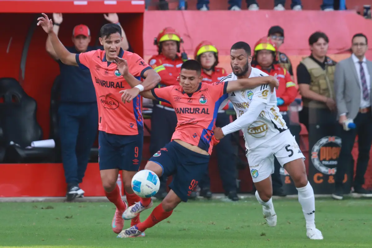 Clásico nacional disputado en El Trébol durante la primera fecha 