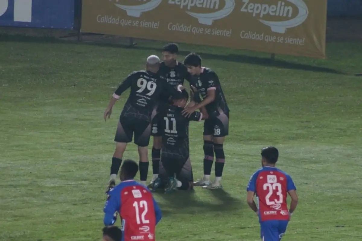 Celebración de Yonatan Pozuelos en el estadio Mario Camposeco 