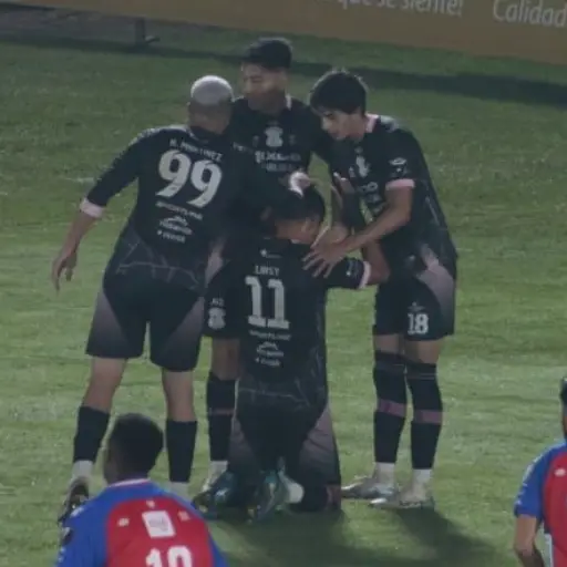 Celebración de Yonatan Pozuelos en el estadio Mario Camposeco 