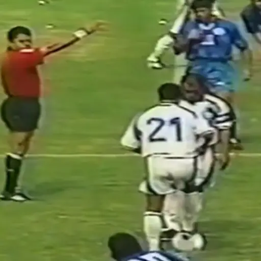 Plata durante el inicio del partido en eliminatoria rumbo al Mundial 2002 