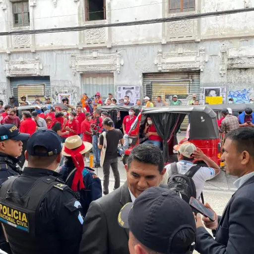 Un grupo de manifestantes permanece en los alrededores del Congreso. ,Dayana Rashón/EU