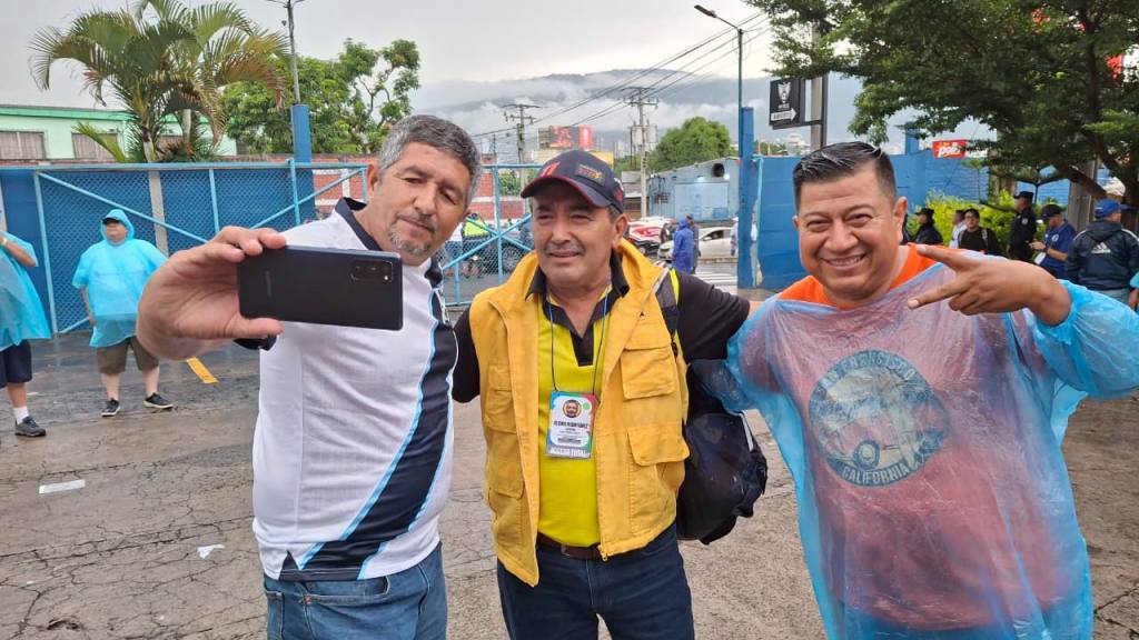 Invasión de aficionados guatemaltecos en El Salvador | Alex Meoño