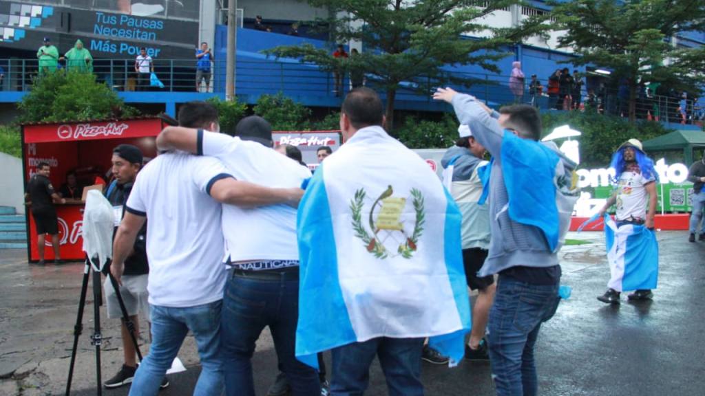 Invasión de aficionados guatemaltecos en El Salvador | Alex Meoño