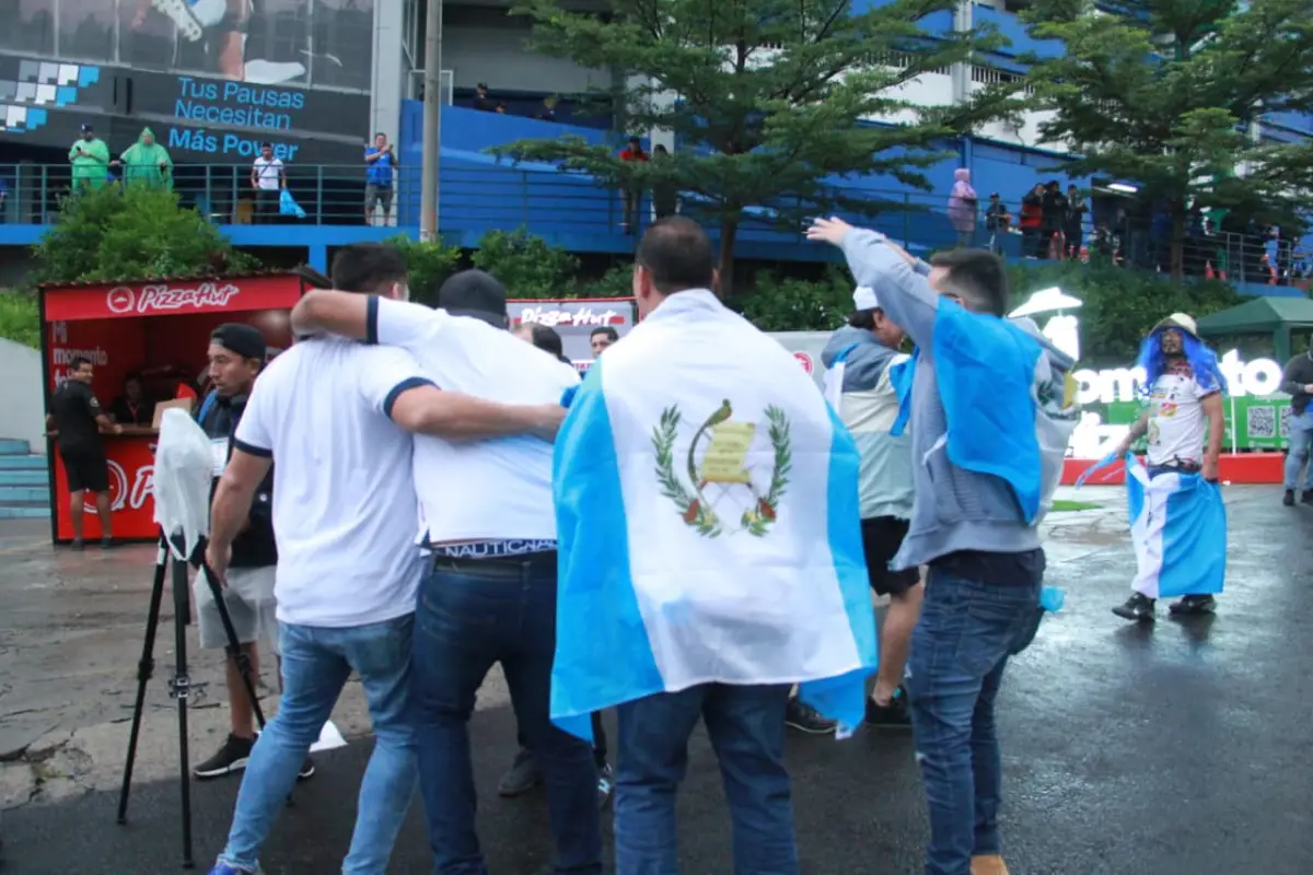 Cientos de guatemaltecos viajaron a El Salvador para apoyar a su selección en un crucial duelo eliminatorio rumbo al Mundial 2026 - Alex Meoño